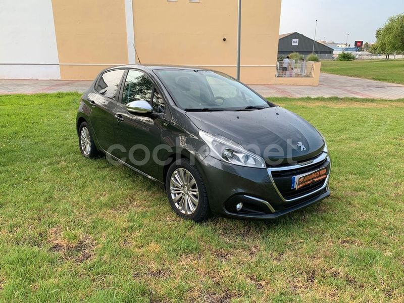 Gris / plata Usado 2018 Peugeot 208 Allure Utilitario | 8999 € (Precio justo) - Imagen 1/4