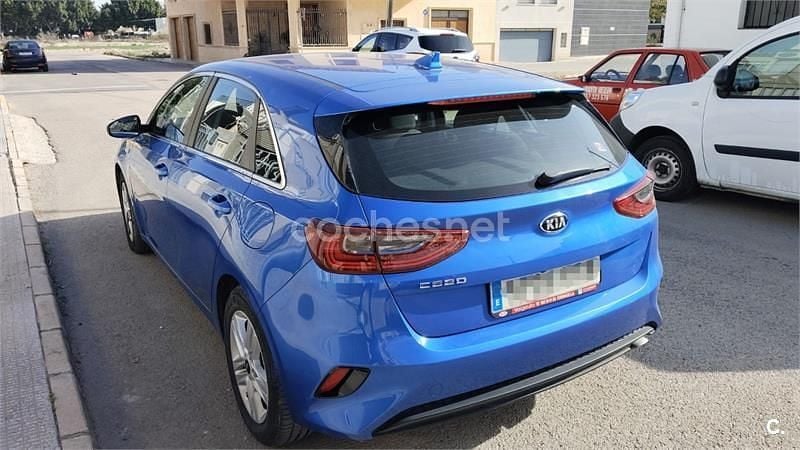 Usado Kia Ceed 120 CV (88 kW) 2018 Azul Utilitario