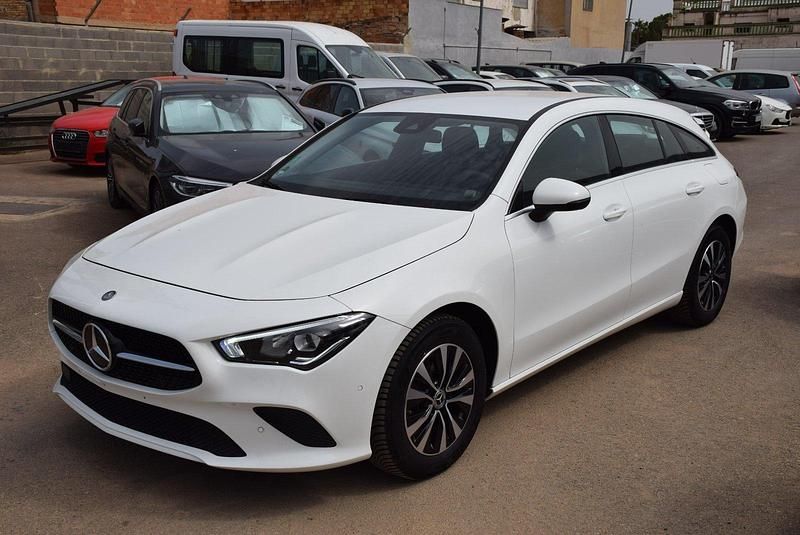 Usado Mercedes CLA180 Shooting Brake 115 CV (84 kW) 2022 Blanco Familiar