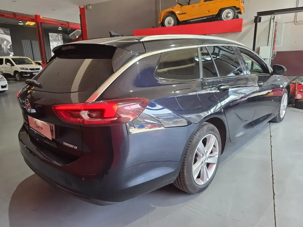 Usado Opel Insignia Selective 136 CV (100 kW) 2017 Negro Familiar