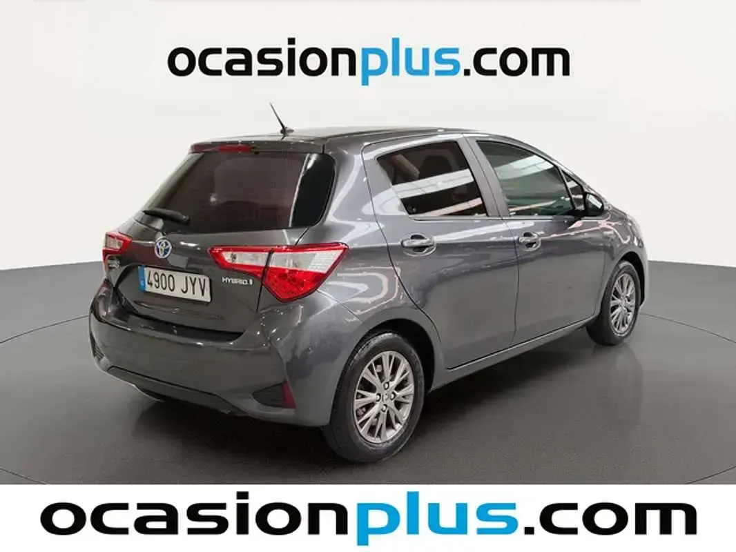 Usado Toyota Yaris Hybrid Active 99 CV (72 kW) 2017 Gris Utilitario