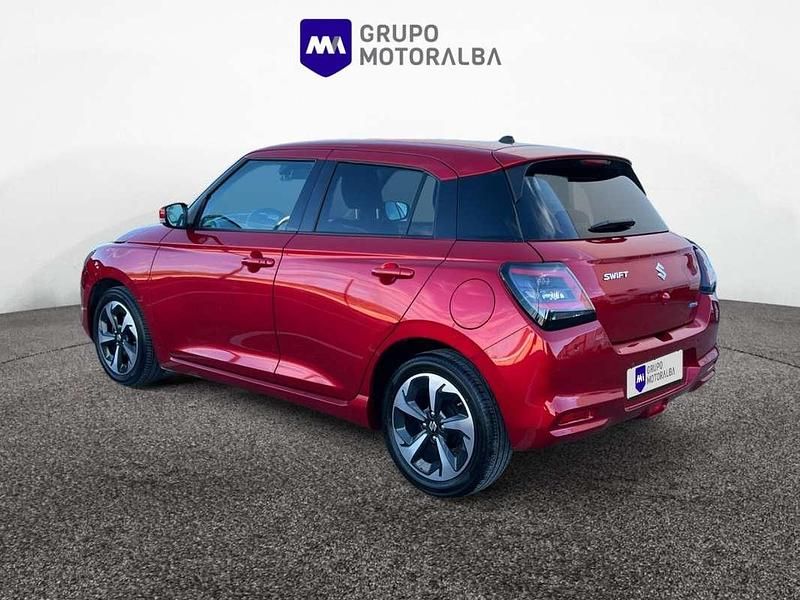 Usado Suzuki Swift 83 CV (61 kW) 2025 Rojo Utilitario