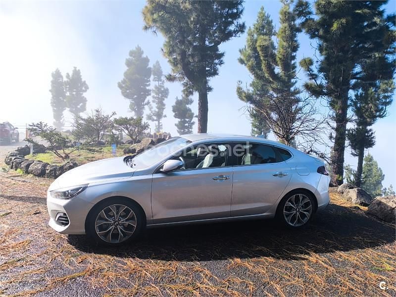 Usado Hyundai i30 140 CV (102 kW) 2019 Gris / plata Berlina