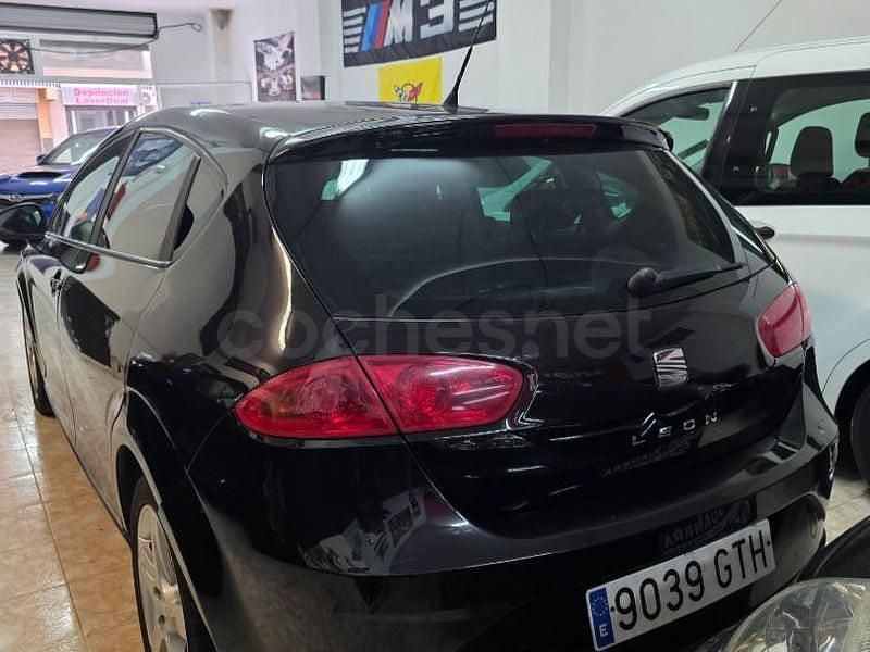 Usado Seat Leon Sport 160 CV (117 kW) 2010 Negro Utilitario