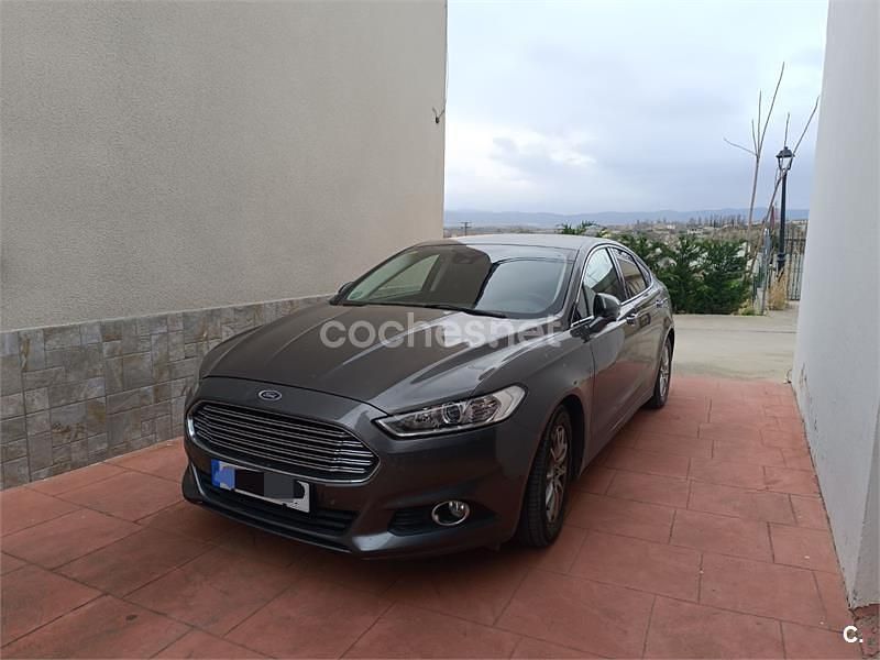 Usado Ford Mondeo Trend 125 CV (91 kW) 2015 Gris / plata Berlina