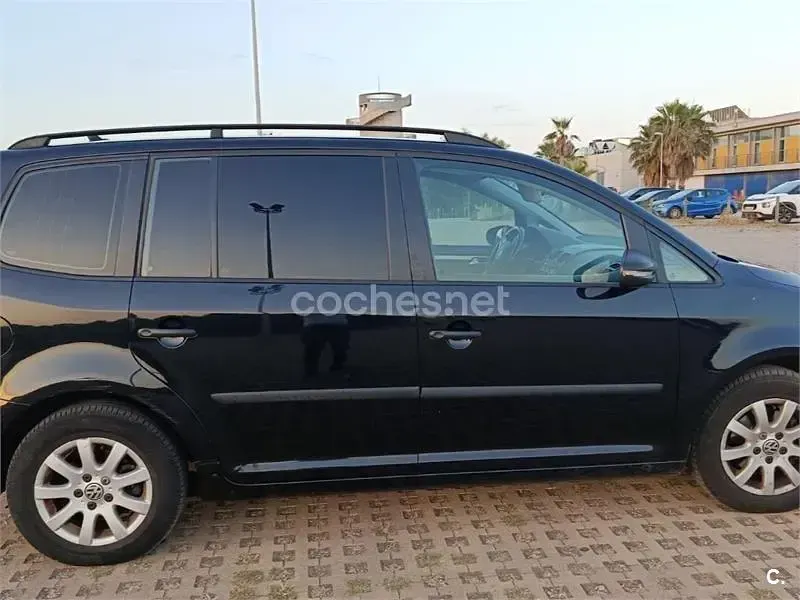 Usado VW Touran Business 105 CV (77 kW) 2014 Negro Monovolumen
