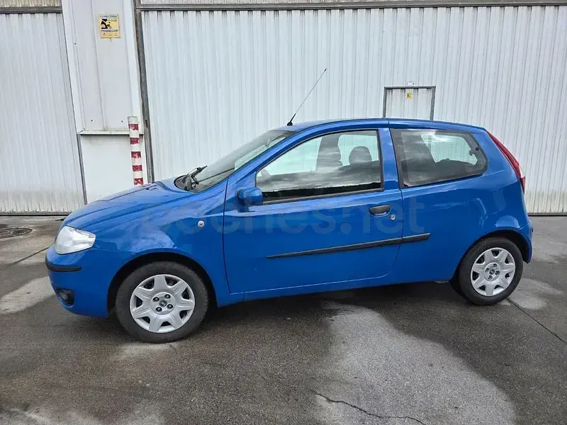 Usado Fiat Punto Active 70 CV (51 kW) 2005 Azul Utilitario