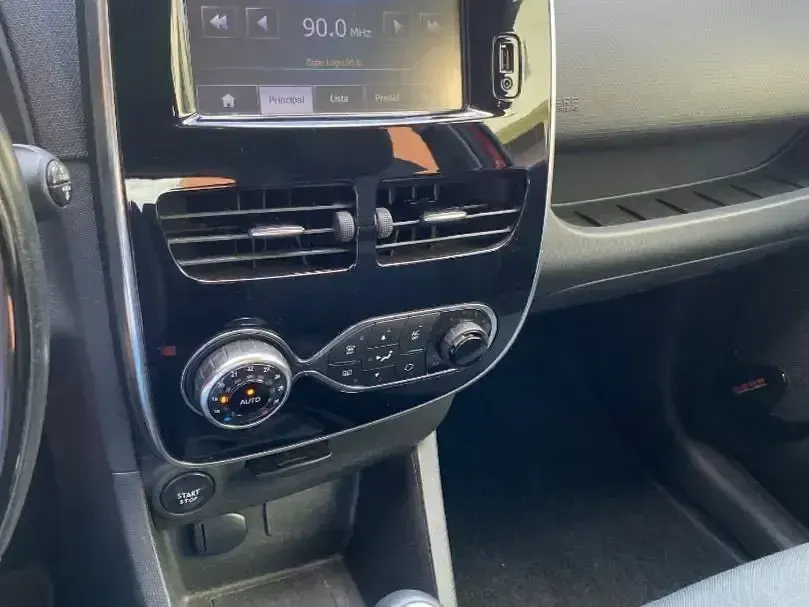 Używany Renault Clio IV Dynamique 90 KM (66 kW) 2015 Czerwony Sedan/Limuzyna