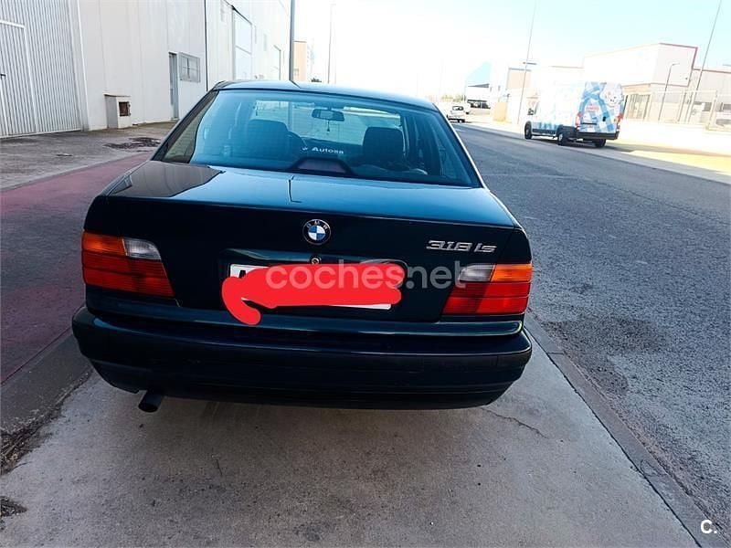 Usado BMW 318 115 CV (84 kW) 1997 Negro Familiar