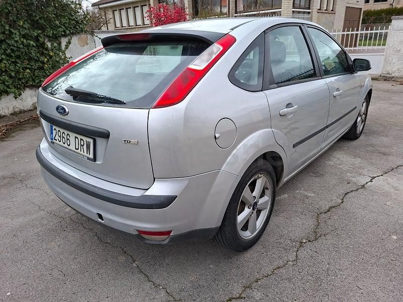 Usado Ford Focus Trend 109 CV (80 kW) 2005 Gris / plata Berlina