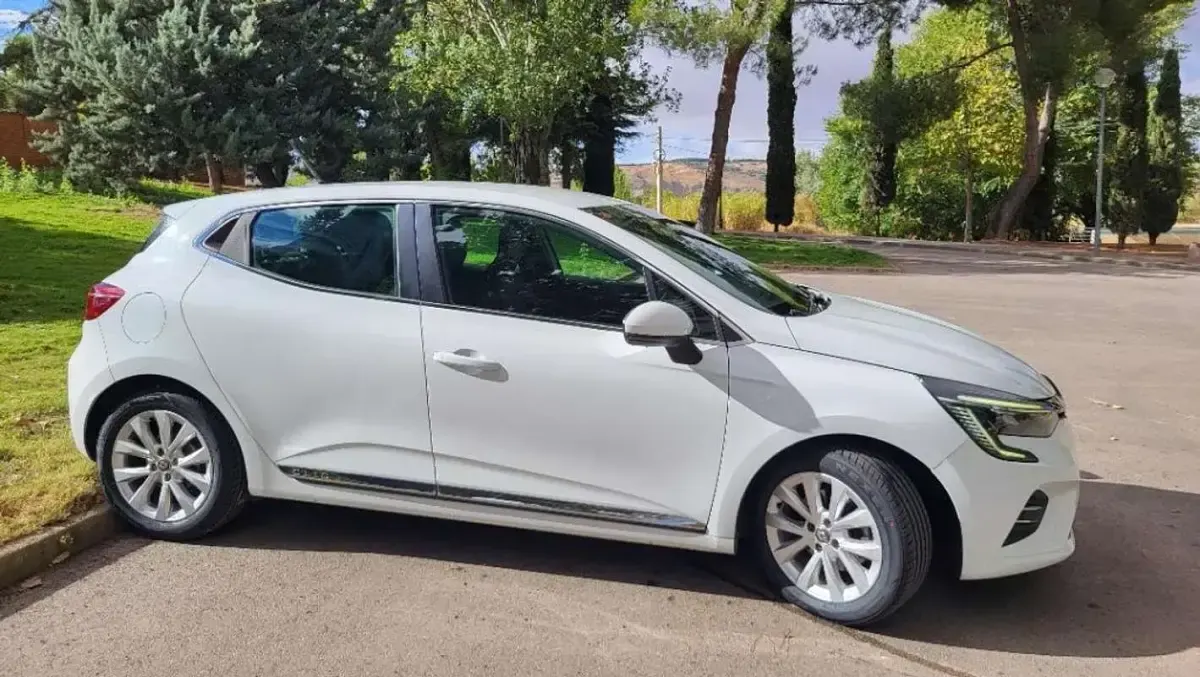 Usado Renault Clio Zen 116 CV (85 kW) 2021 Blanco Utilitario
