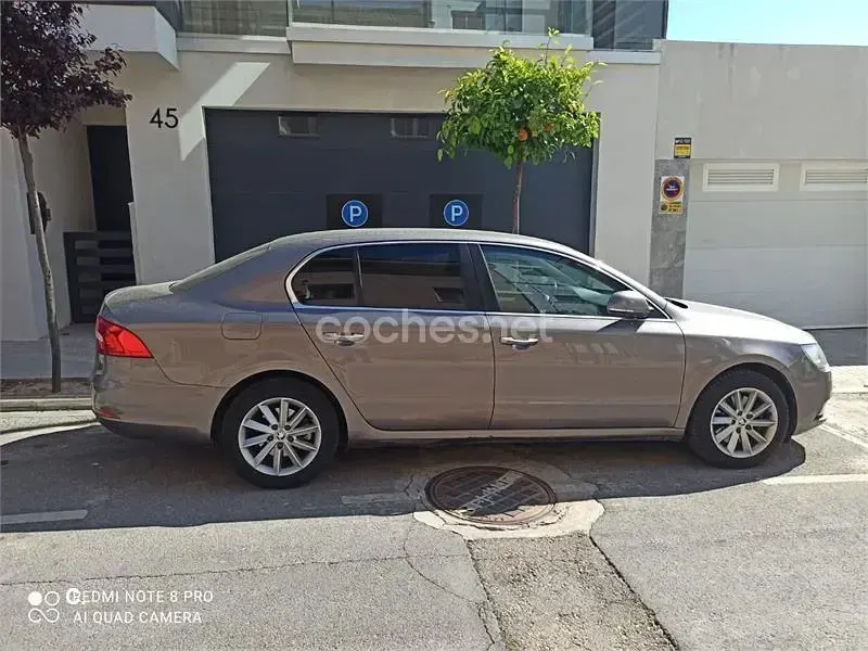 Usado Skoda Superb Ambition 140 CV (102 kW) 2014 Gris / plata Berlina