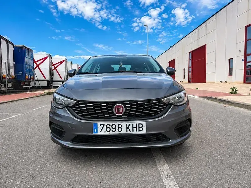 Usado Fiat Tipo Lounge 95 CV (69 kW) 2018 Gris / plata Berlina