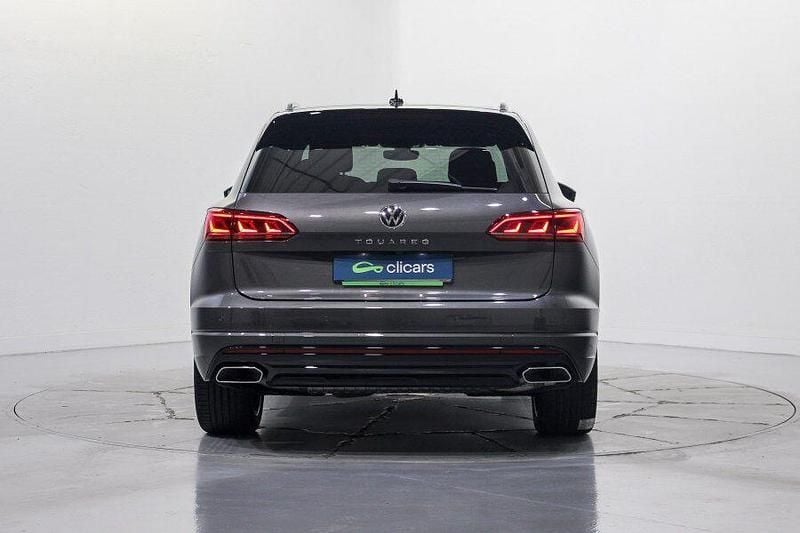 Usado VW Touareg R-line 286 CV (210 kW) 2021 Gris / plata SUV