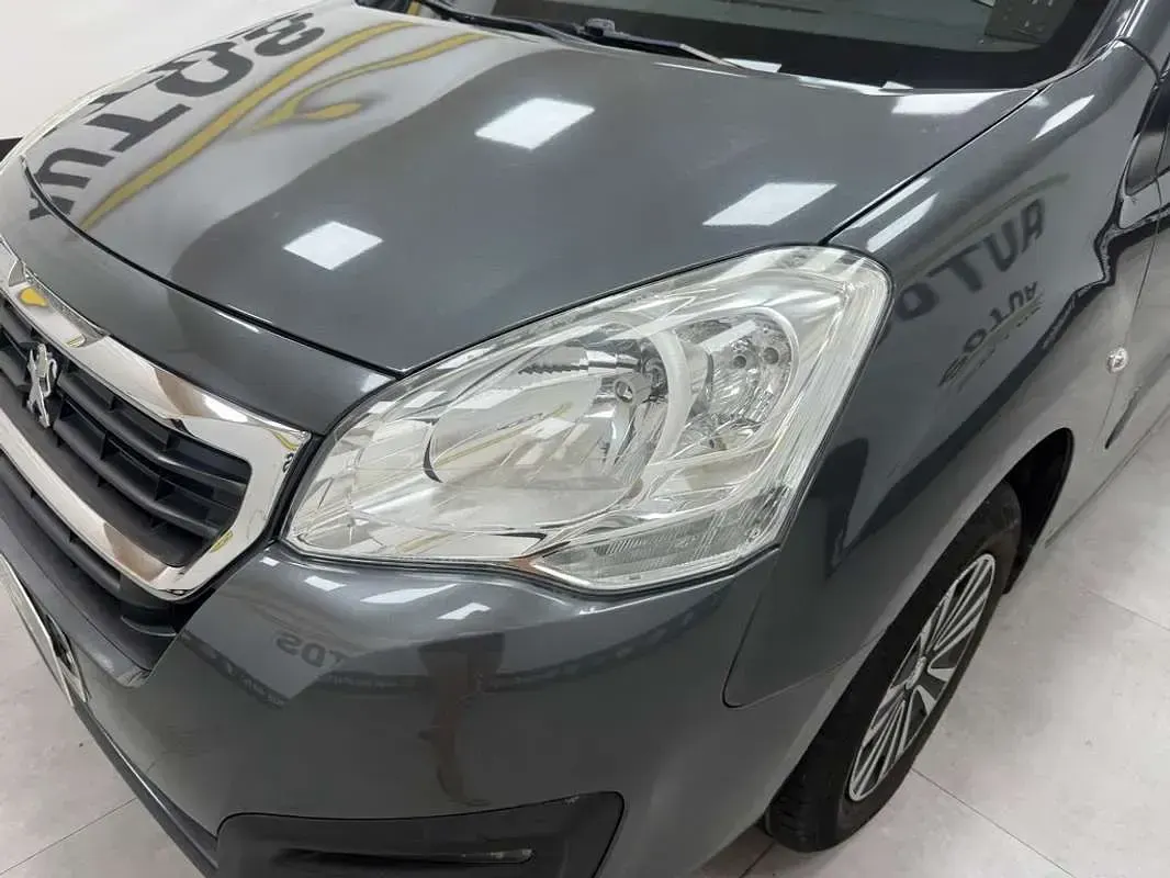 Usado Peugeot TePee Active 99 CV (72 kW) 2018 Negro Van