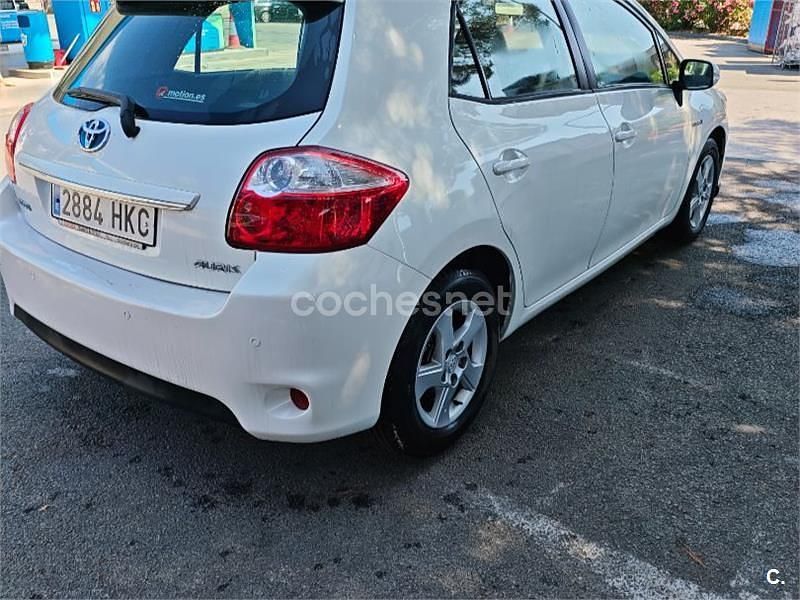 Usado Toyota Auris Hybrid Active 135 CV (99 kW) 2012 Blanco Berlina