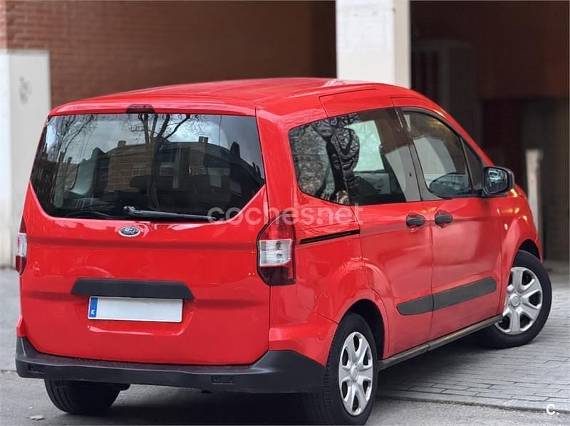 Usado Ford Tourneo Courier Titanium 100 CV (73 kW) 2018 Rojo Monovolumen