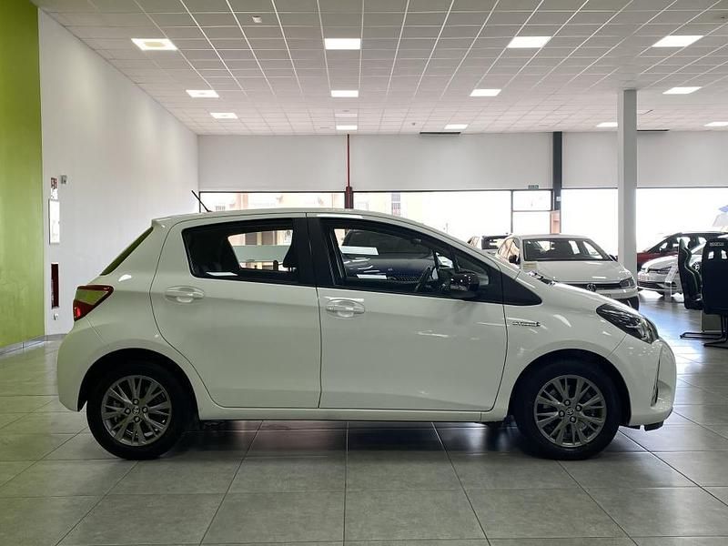 Usado Toyota Yaris Hybrid Active 116 CV (85 kW) 2020 Blanco Berlina
