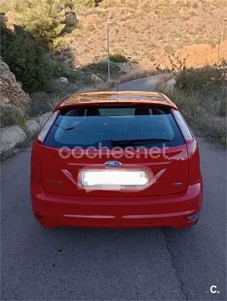 Usado Ford Focus Trend 109 CV (80 kW) 2009 Rojo Berlina