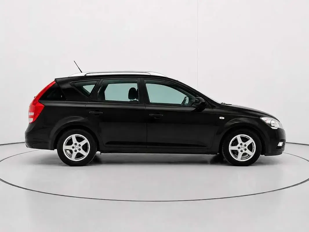 Usado Kia Ceed Sportswagon 116 CV (85 kW) 2011 Negro Familiar