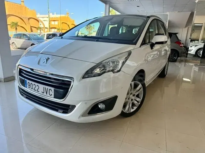 Usado Peugeot 5008 Active 120 CV (88 kW) 2016 Blanco Monovolumen