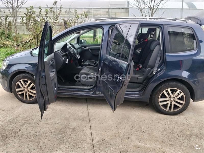 Usado VW Touran Advance 105 CV (77 kW) 2014 Azul Monovolumen