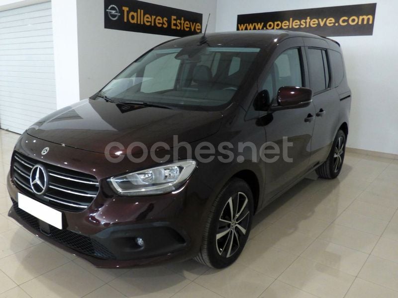 Granate Usado 2023 Mercedes T180 Monovolumen | 28.990 € (Precio justo) - Imagen 1/4