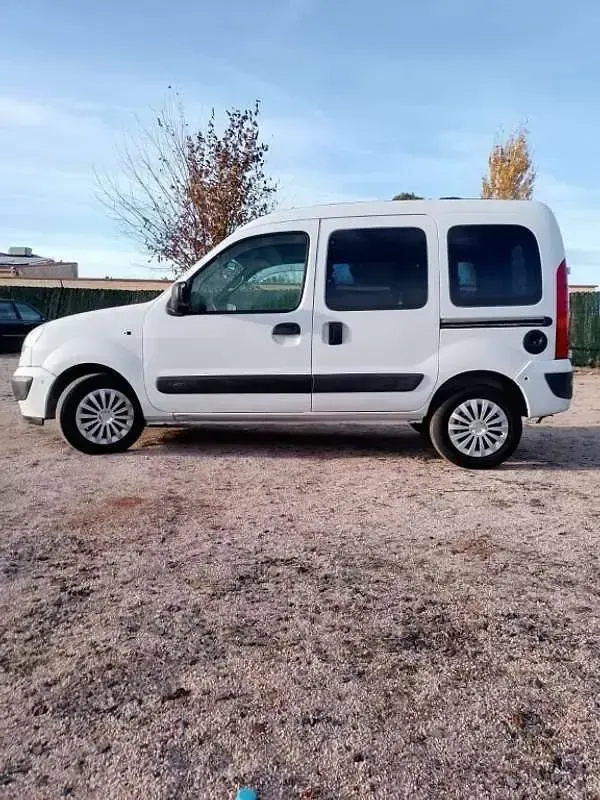 Usado Renault Kangoo Expression 106 CV (77 kW) 2008 Blanco Monovolumen