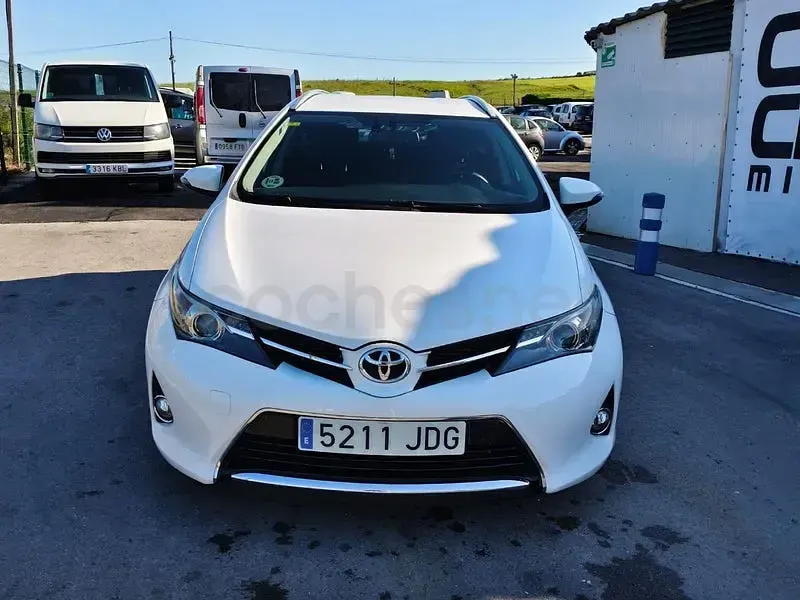 Usado Toyota Auris Active 124 CV (91 kW) 2015 Blanco Familiar