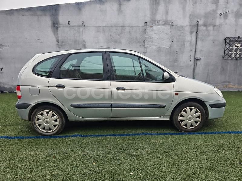Usado Renault Mégane II 110 CV (80 kW) 2002 Gris / plata Berlina