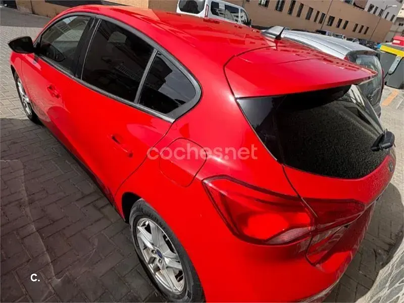 Usado Ford Focus Trend 125 CV (91 kW) 2021 Rojo Berlina
