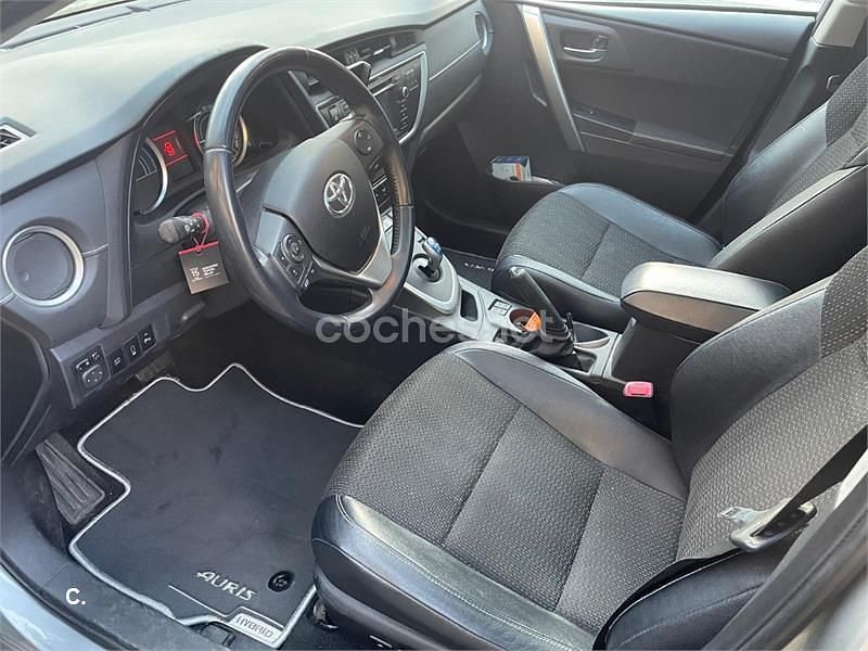 Usado Toyota Auris Hybrid Advance 136 CV (100 kW) 2015 Gris / plata Familiar