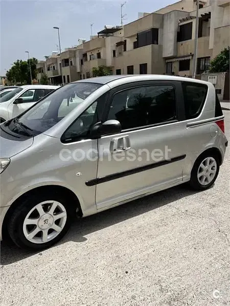Usado Peugeot 1007 75 CV (55 kW) 2005 Gris / plata Monovolumen