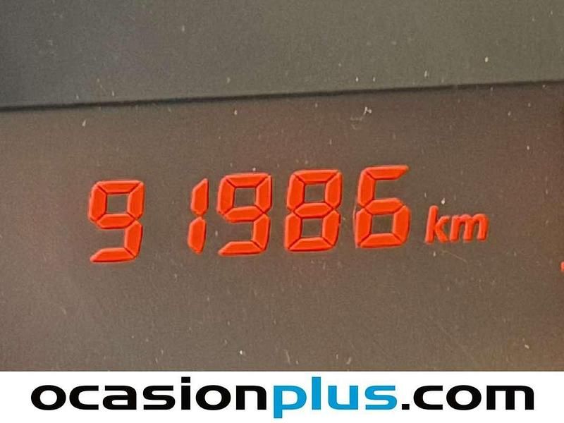 Usado Dacia Sandero Lauréate 75 CV (55 kW) 2015 Rojo Utilitario