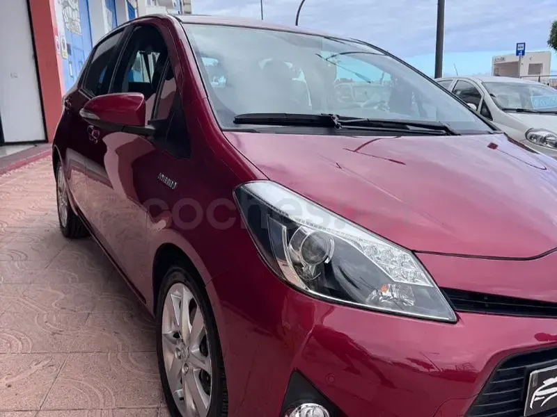 Usado Toyota Yaris Hybrid Advance 100 CV (73 kW) 2012 Granate Berlina