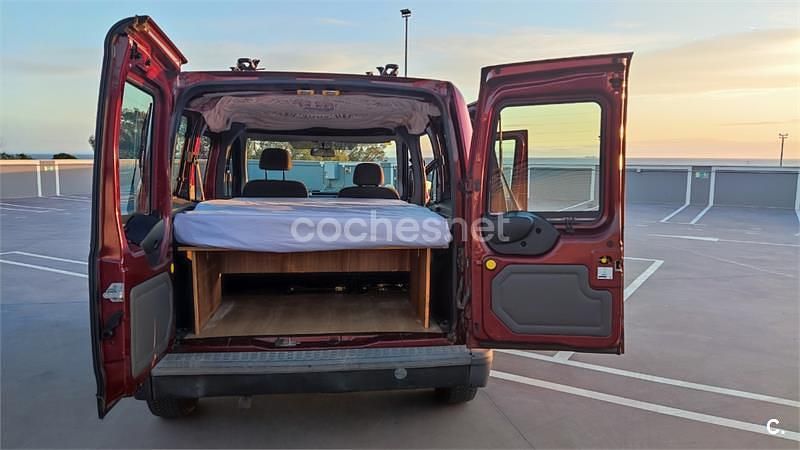 Usado Ford Tourneo Connect Trend 102 CV (75 kW) 2023 Granate Monovolumen