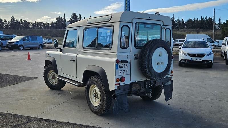 Usado Land Rover Defender 122 CV (89 kW) 2008 Blanco Familiar