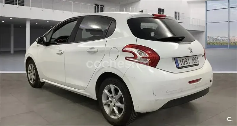 Usado Peugeot 208 Allure 82 CV (60 kW) 2015 Blanco Utilitario