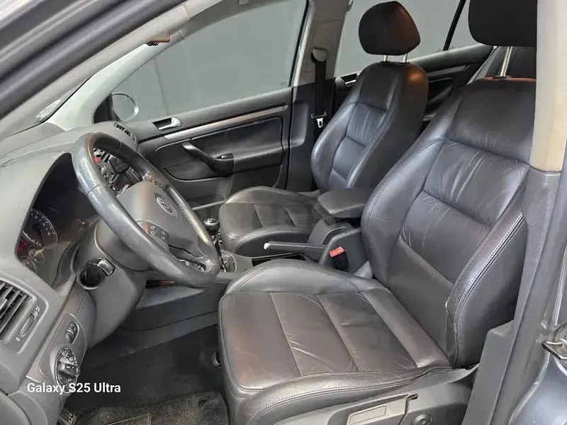 Usado VW Golf IV Highline 140 CV (102 kW) 2005 Gris / plata Berlina