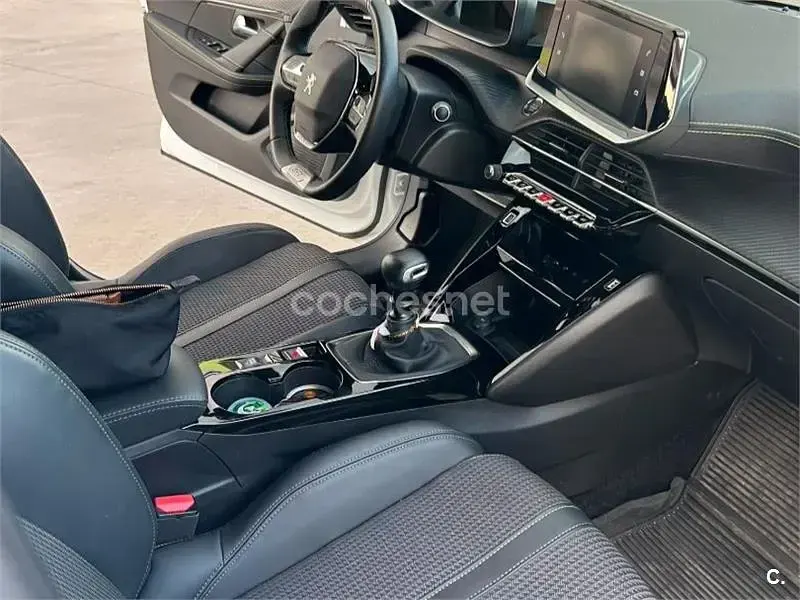 Usado Peugeot 208 Active 100 CV (73 kW) 2023 Blanco Utilitario