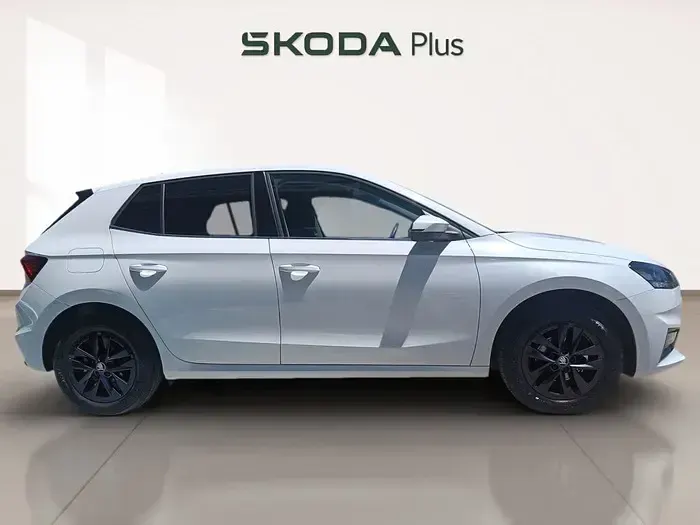 Usado Skoda Fabia Selection 95 CV (69 kW) 2025 Blanco Utilitario