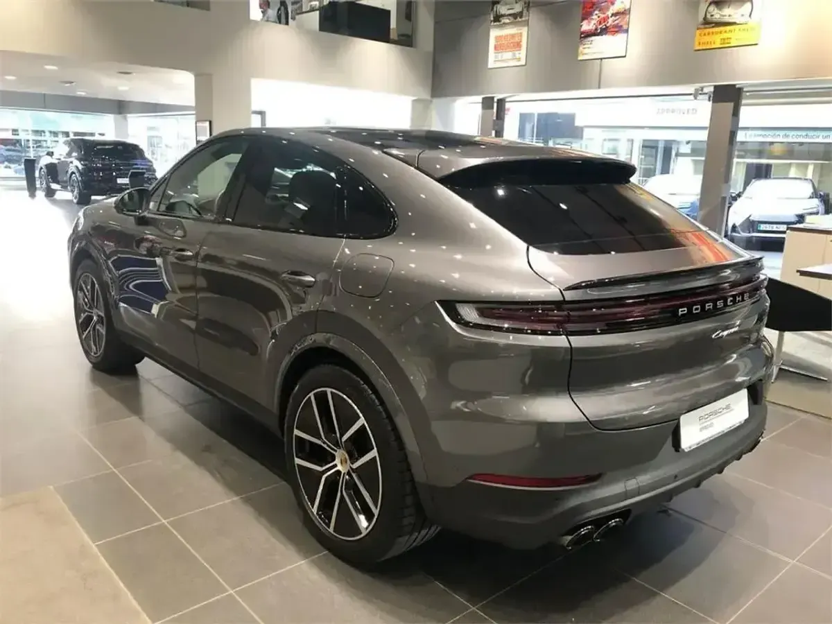 Usado Porsche Cayenne E-Hybrid 470 CV (345 kW) 2025 Gris / plata SUV