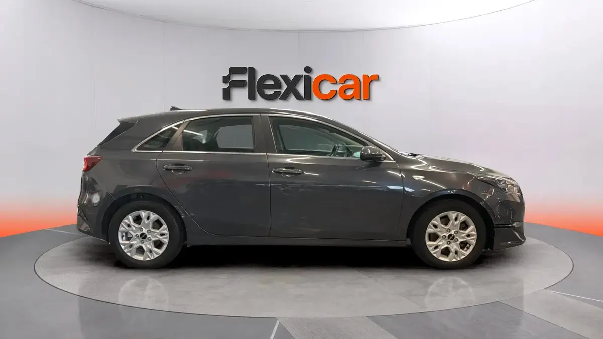 Usado Kia Ceed 136 CV (100 kW) 2023 Gris Utilitario