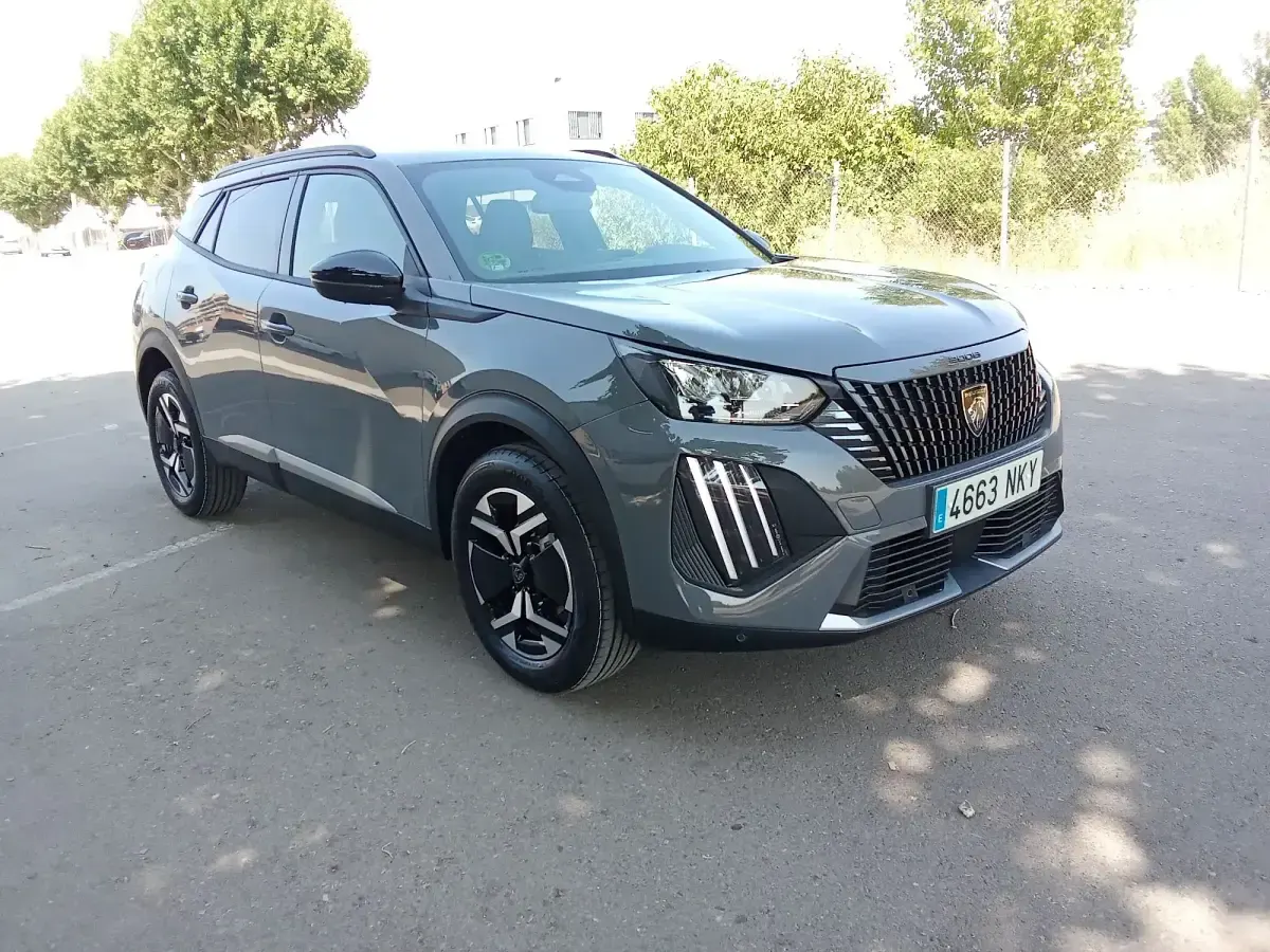 Nuevo Peugeot 2008 Allure Turbo 100 CV (73 kW) 2026 Gris SUV
