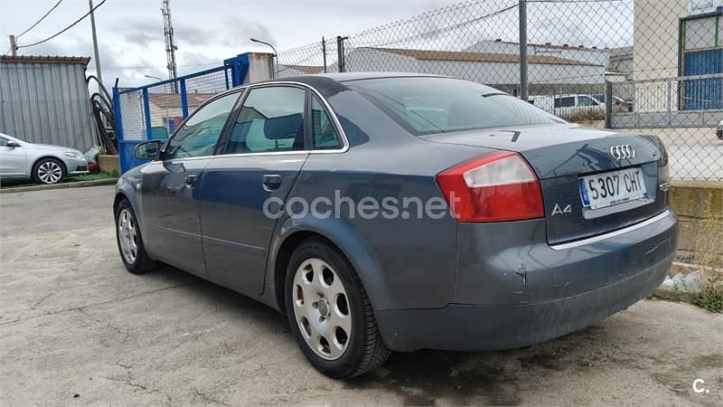 Usado Audi A4 130 CV (95 kW) 2003 Gris / plata Berlina