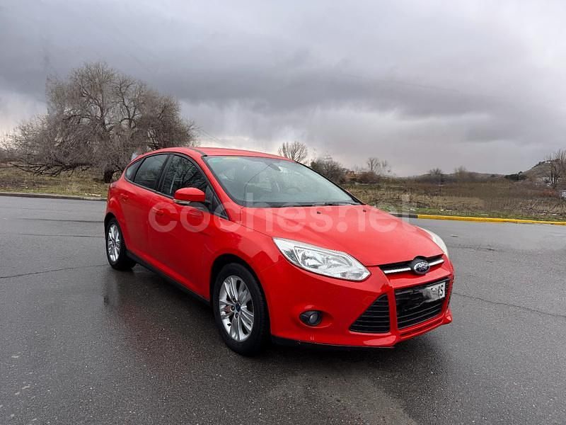 Usado Ford Focus Trend 100 CV (73 kW) 2013 Rojo Berlina