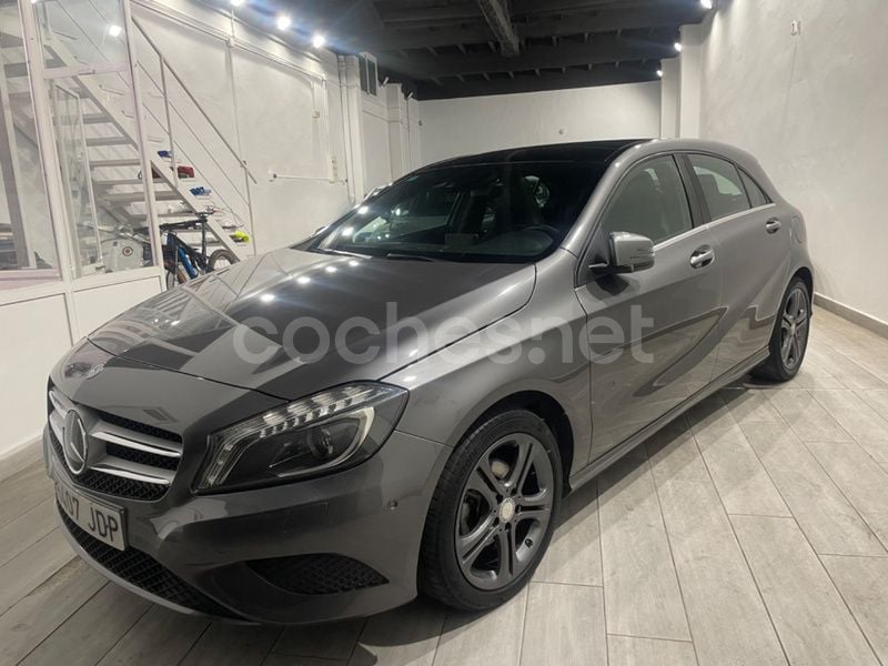 Usado Mercedes A180 Urban 109 CV (80 kW) 2015 Gris / plata Berlina