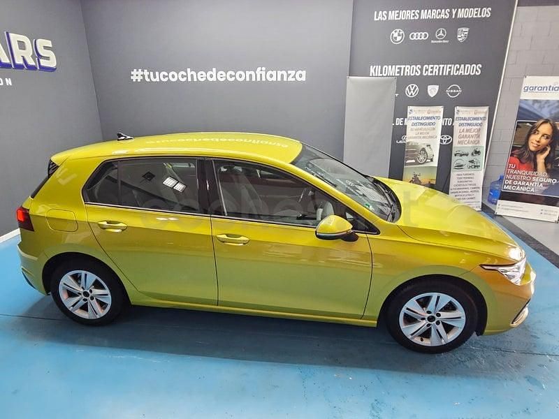 Usado VW Golf VIII Life 130 CV (95 kW) 2021 Amarillo Berlina