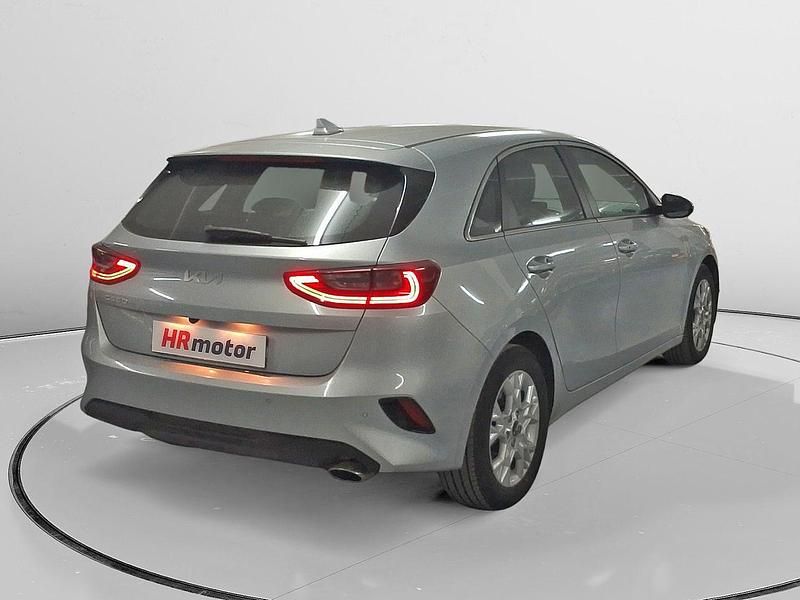 Usado Kia Ceed 101 CV (74 kW) 2023 Gris / plata Utilitario