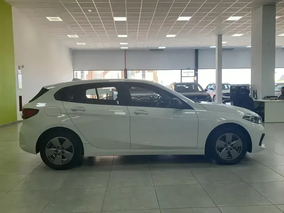 Usado BMW 118 Sport Line 136 CV (100 kW) 2022 Blanco Utilitario